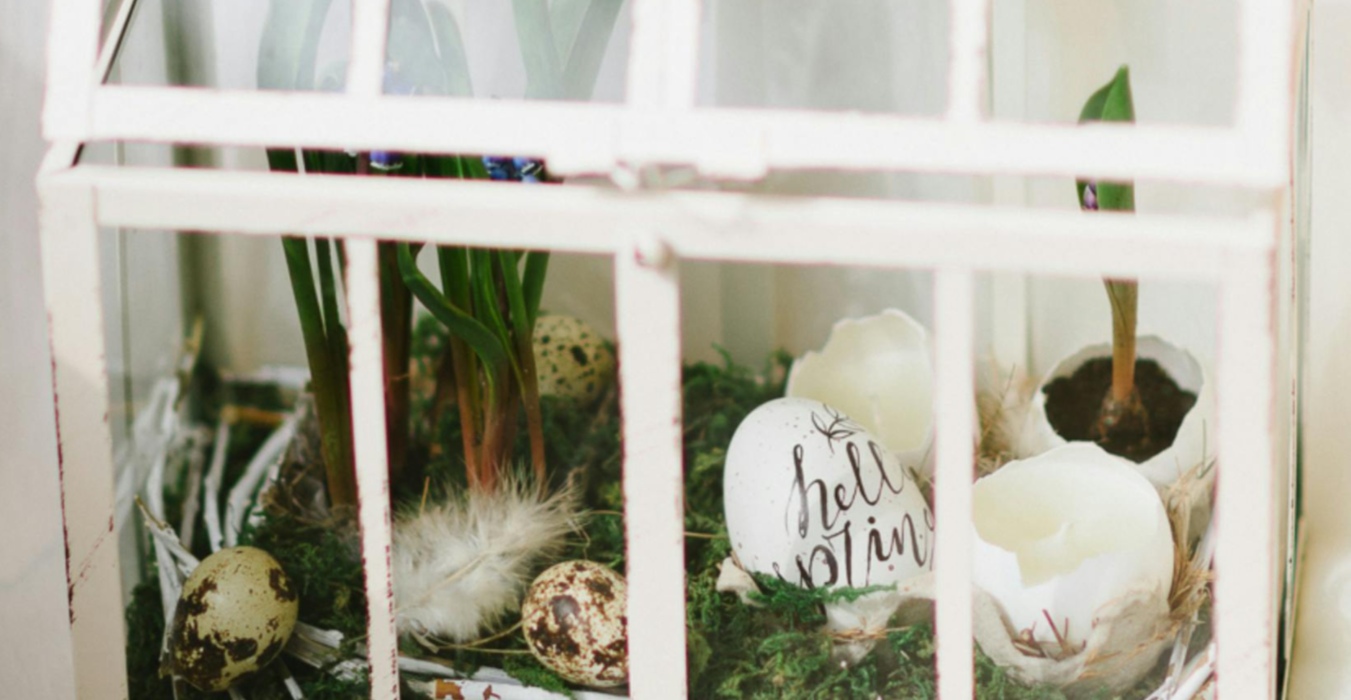 A glass-vase terrarium with easter-inspired decor